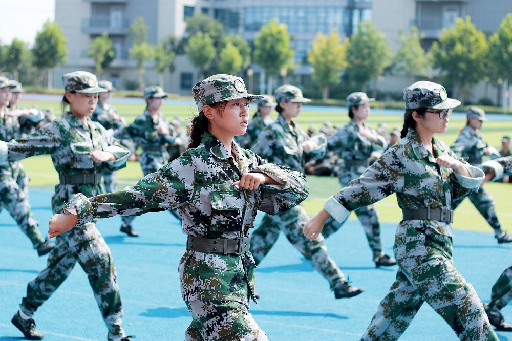 母親如何成功引導(dǎo)叛逆女孩重返校園之路？